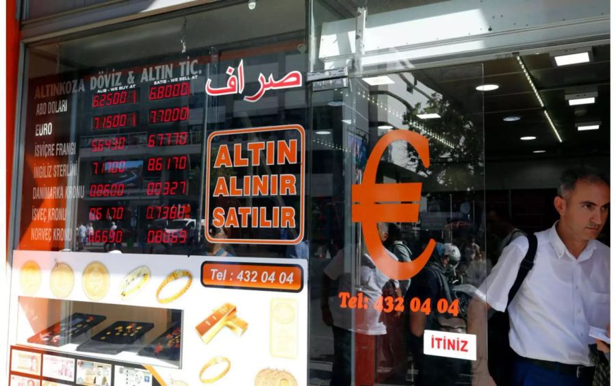 Ein Mann verlässt ein Geldwechsel-Büro in Istanbul.