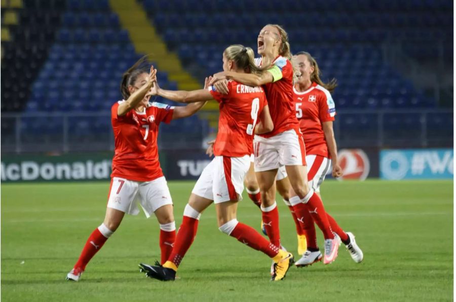 Die Frauen-Nati qualifizierte sich erstmals für die Europameisterschaft. Das Team von Nationaltrainerin Martina Voss-Tecklenburg startete schwach ins Turnier und verlor gegen Österreich mit 0:1. Im zweiten Spiel konnte Island mit 2:1 besiegt werden, bevor es in der letzten Partie gegen das favorisierte Frankreich um alles oder nichts ging. Trotz einer frühen Führung und einer phasenweise sehr starken Leistung, schieden die Schweizerinnen aus: Frankreich glich unter gütiger Hilfe eines Goaliefehlers noch aus.