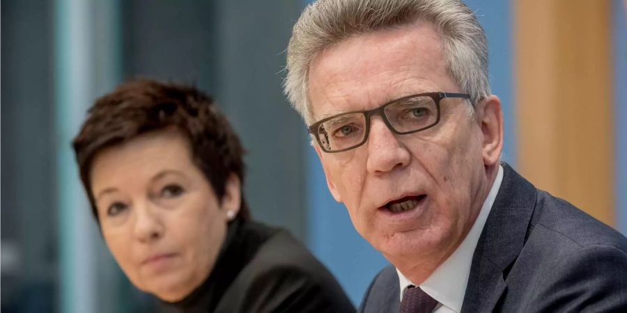 Der deutsche Innenminister Thomas de Maizière zeigte sich erfreut über die sinkende Zahl der Flüchtlinge, die 2017 nach Deutschland kamen.