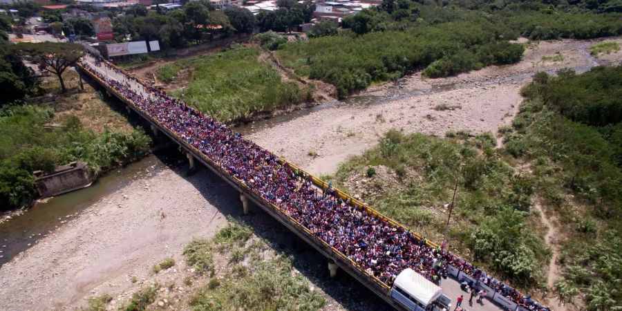 Tausende Menschen stehen auf der Brücke an der Grenze zwischen Venezuela und Kolumbien.