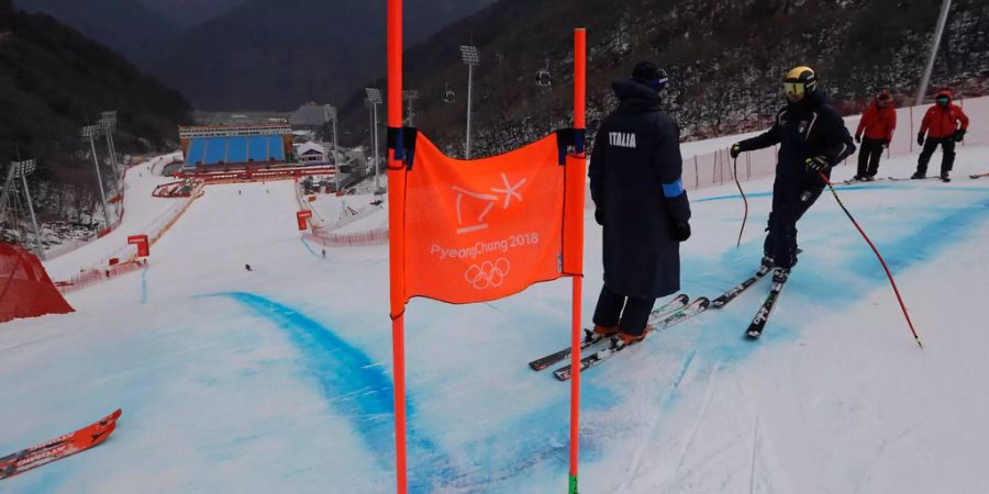 Das olympische Herren-Abfahrtsrennen ist am Sonntag wegen des starken Windes auf der Strecke abgesagt worden.