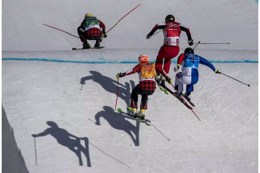 Olympische Skicross-Bewerbe in Pyeongchang: Spektakuläre Bilder aber grosse Sturzgefahr.