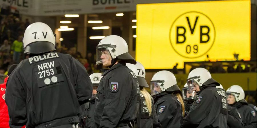 Deutsche Polizisten bei einem Einsatz im Stadion von Borussia Dortmund.