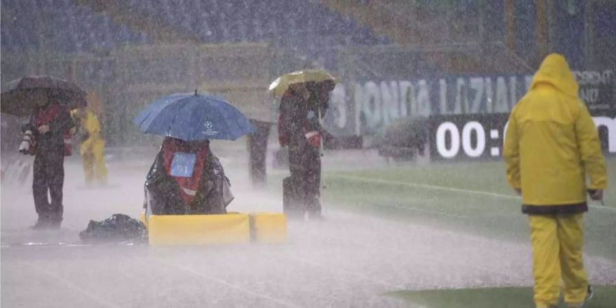 Das Wetter lässt den Anpfiff des Spiels zwischen Lazio Rom und Udinese Calcio gar nicht erst zu. Der Regen macht den Rasen in der italienischen Hauptstadt unbespielbar. Somit können die Laziali den Punkteverlust von Inter und Napoli noch nicht ausnutzen.