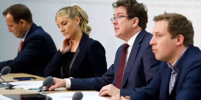 Die SVP lanciert eine Volksinitiative gegen die Personenfreizügigkeit. Die SVP lanciert eine Volksinitiative gegen die Personenfreizügigkeit.