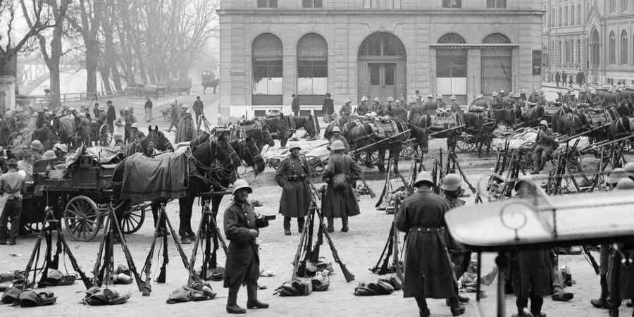 Militärische Mobilisierung auf dem Waisenhausplatz in Bern während des Landesstreiks.