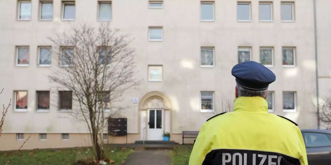 Polizist steht vor dem Haus, indem zwei Babyleichen gefunden wurde. Polizist steht vor dem Haus, indem zwei Babyleichen gefunden wurde.