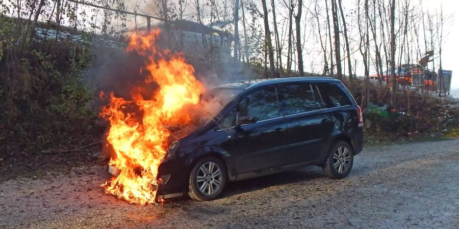 Beim Autobrand entstand Totalschaden, es wurde niemand verletzt.