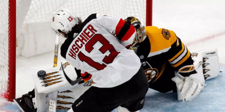 Nico Hischier erzielt ein Tor gegen die Boston Bruins