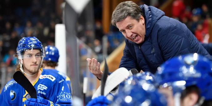 Der Trainer vom HC Davos Haris Witolinsch. HC Davos Coach Haris Witolinsch