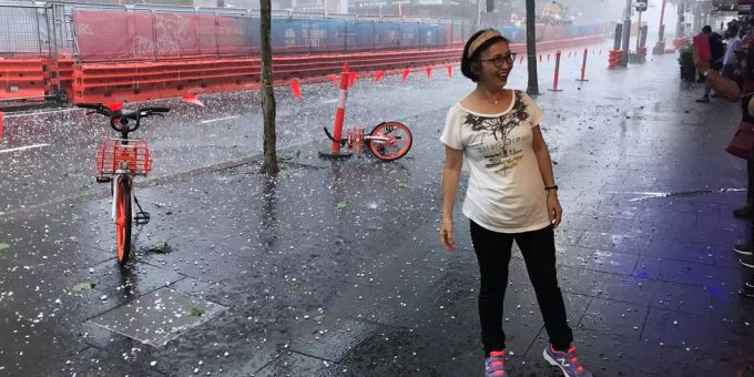 Regen und Hagel ist während eines Sturms in Sydney zu sehen. Regen und Hagel ist während eines Sturms in Sydney zu sehen.