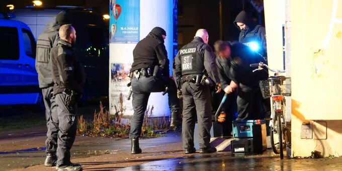 Die deutsche Polizei bei einer Razzia. razzia