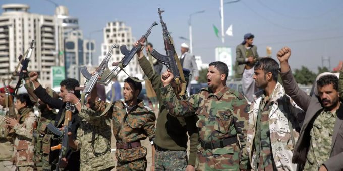 Die Waffenruhe für den strategisch wichtigen Hafen Hudaida im Bürgerkriegsland Jemen hält nach Ansicht der Uno zunächst. Huthi-Rebellen erheben während einer Versammlung ihre Waffen.