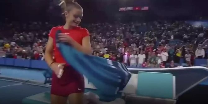 Maria Sakkari klaut das Handtuch von Roger Federer