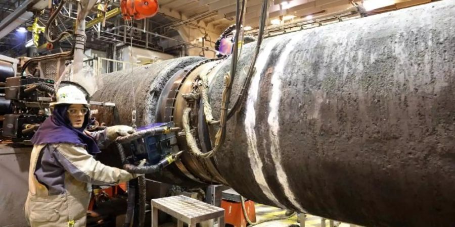 An Bord des Verlegeschiffes «Audacia» werden im Fliessbandverfahren Rohre für die Gaspipeline Nord Stream 2 verschweisst und auf dem Grund der Ostsee verlegt. Foto: Bernd Wüstneck