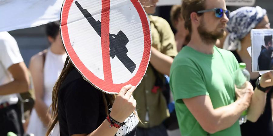 Demonstranten protestierten im vergangenen Sommer an einer Kundgebung in Bern gegen Waffenexporte in Bürgerkriegsländer. (Archivbild)