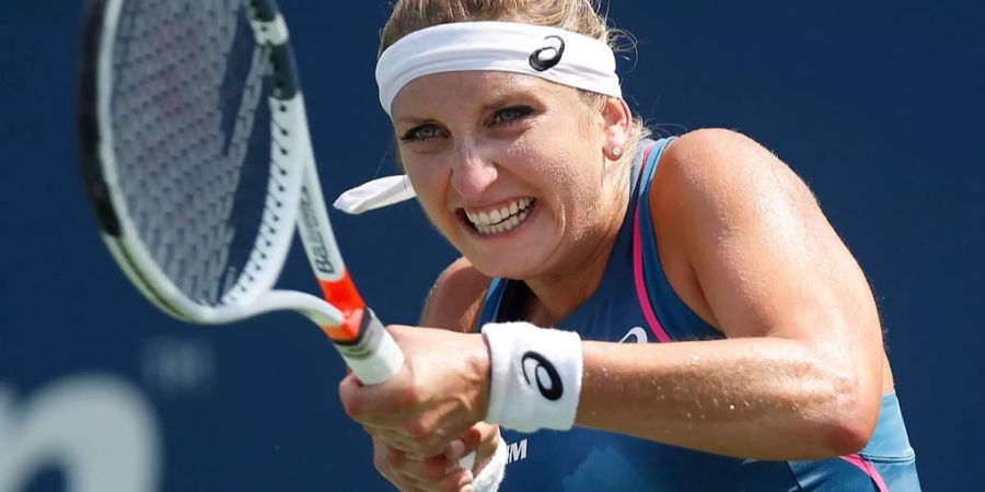 Timea Bacsinszky schlägt eine Rückhand.