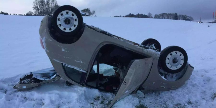 Bei Le Crêt FR verletzte sich ein Autofahrer. Er musste mit der Ambulanz ins Spital gebracht werden. Das Auto kommt von der Kantonsstrasse ab und landet auf dem Dach.