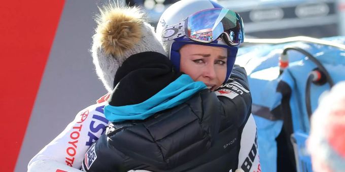 Lindsey Vonn weint im Ziel von Cortina d'Ampezzo (I). Lindsey Vonn