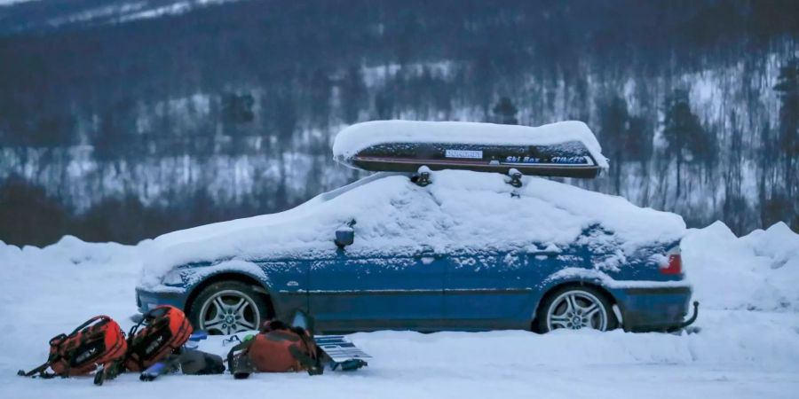 Das Auto von vier vermissten Skifahrern ist mit Schnee bedeckt.