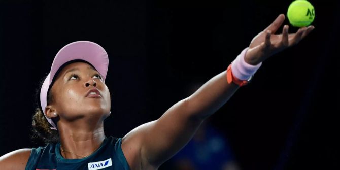 Naomi Osaka serviert