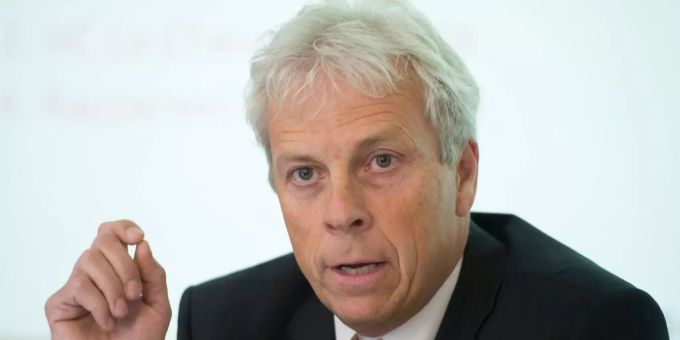 Ueli Schwarz kommt in den Verwaltungsrat des EHC Biel. Ueli Schwarz bei einer Medienkonferenz.