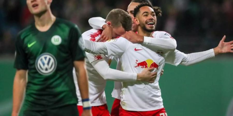 Leipzigs Matheus Cunha feiert mit seinen Teamkameraden den 1:0-Sieg über Wolfsburg. Links ärgert sich VfL-Spieler Robin Knoche. Foto: Jan Woitas