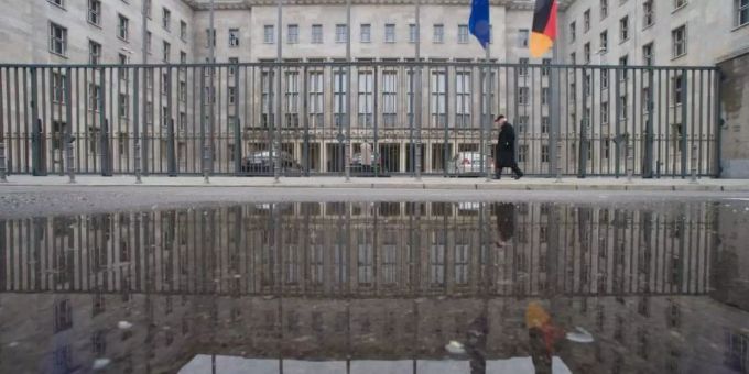 Berlin - Mehr als 1,2 Milliarden Euro für Regierungsberater