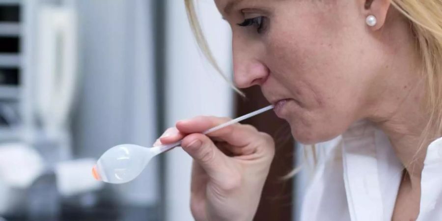 Barbara Zimmermann, Ocularistin am Institut für künstliche Augen, formt aus Glas ein künstliches Auge. Foto: Sven Hoppe