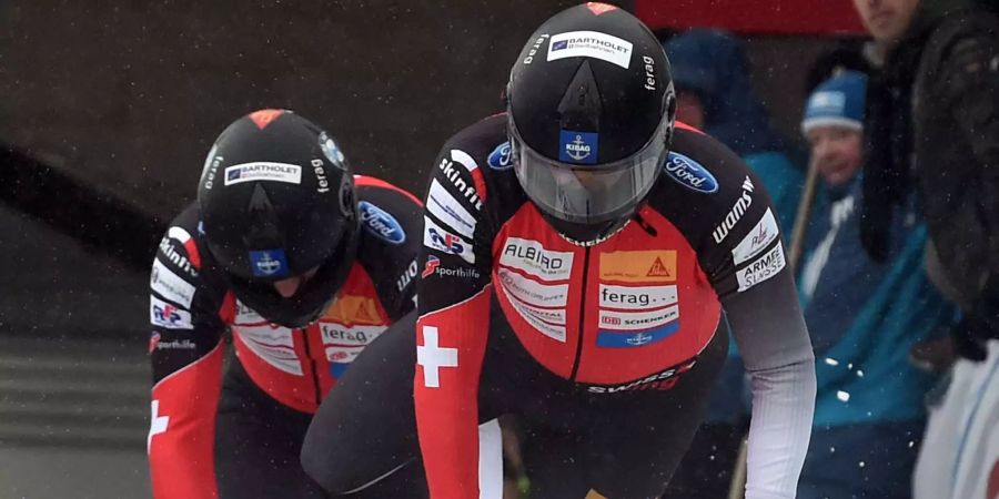 Die Schweizer Bobfahrer Clemens Bracher und Michael Kuonen (hinten) beim Start in den Eiskanal.