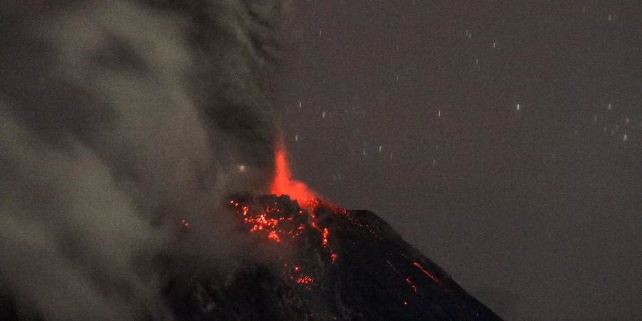 Im Vulkan Sinabung auf Sumatra brodelt es.