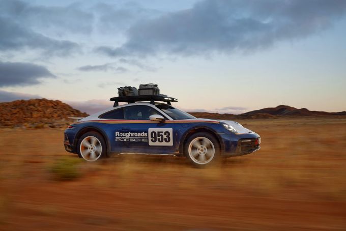 Mit dem 80mm erhöhten Offroad-Fahrwerk macht der Dakar auch vor der Wüste nicht Halt Porsche 911 Dakar