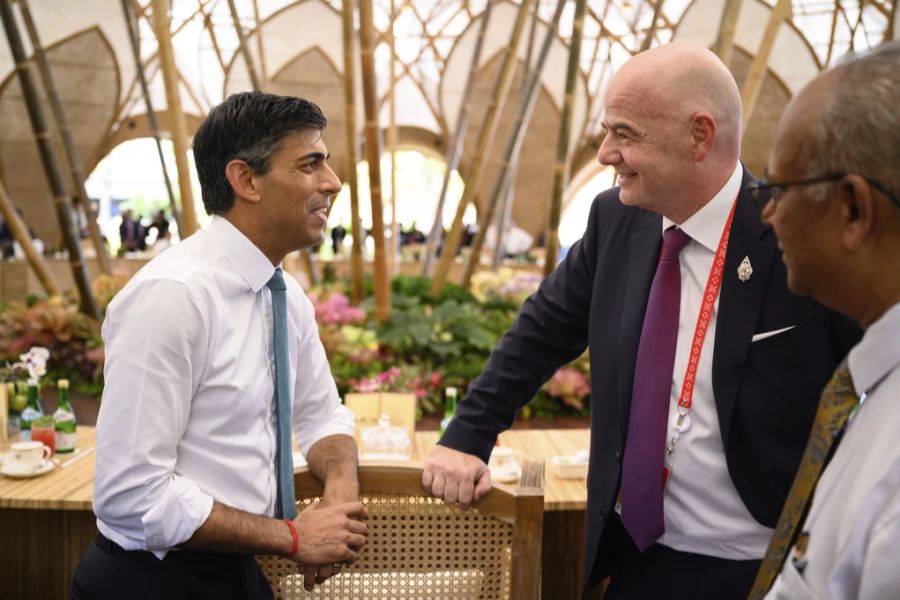 Fifa-Boss Gianni Infantino (r) mit dem britischen Premierminister Rishi Sunak am G20-Gipfel.