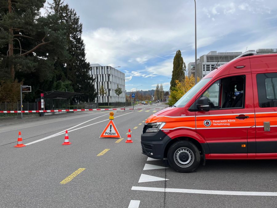 Vor dem Sitz des BLV und des BAG im Liebefeld ist die Strasse zwischenzeitlich gesperrt.