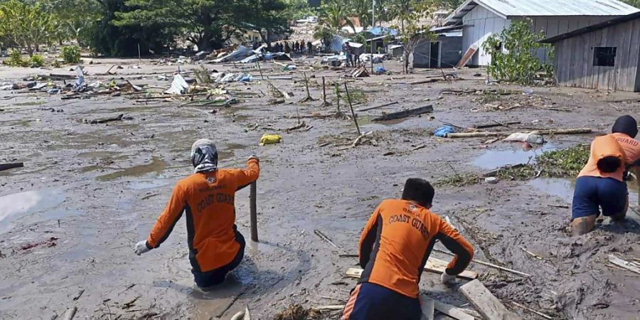 dpatopbilder - HANDOUT - Rettungskräfte auf der Suche nach Vermissten. Foto: Uncredited/PHILIPPINE COAST GUARD/dpa - ACHTUNG: Nur zur redaktionellen Verwendung im Zusammenhang mit der aktuellen Berichterstattung und nur mit vollständiger Nennung des vorstehenden Credits