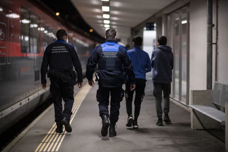 Deutschland wehrt sich nun, dass die Schweiz Zehntausende Migranten illegal durch die Schweiz durchreisen lässt.