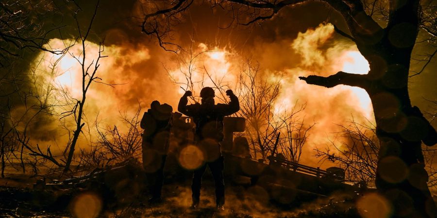 Ukrainische Soldaten feuern mit Artillerie auf russische Stellungen in der Nähe von Bachmut.