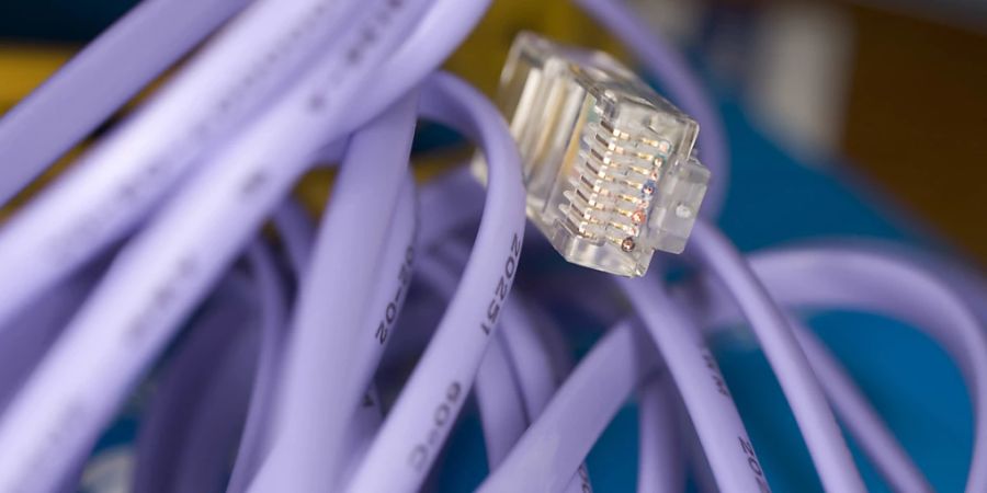 Der US-Telekomausrüster Adtran hat im dritten Quartal überraschend gut abgeschnitten. Der Umsatz (US GAAP) liege vorläufigen Berechnungen zufolge bei 340,7 Millionen US-Dollar, teilte das Unternehmen am Montagnachmittag (Ortszeit) in Huntsville mit. (Symbolbild)