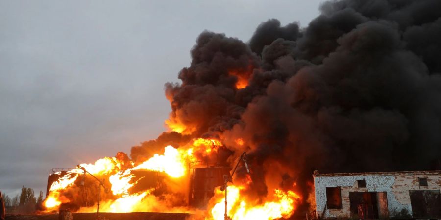 Rauch und Feuer steigen von brennenden Tanks auf, nachdem ukrainische Streitkräfte ein Öldepot in Schachtarsk beschossen haben.