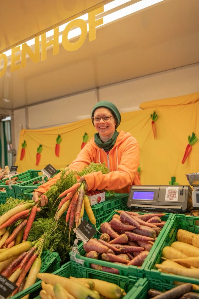 Patrizia Birri vom Sonnhaldenhof verkauft Rüebli in allen Farben und Variationen.
