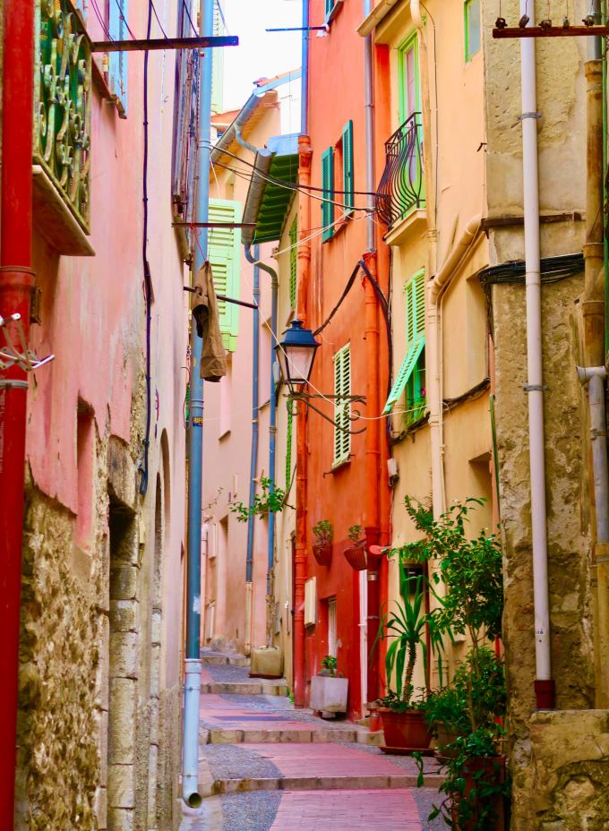 Enge Gassen prägen die Altstadt von Menton. Bunte Innenstadt