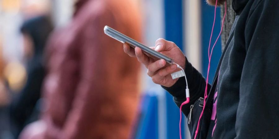 Mithilfe einer App können die Leute auf die Daten zur Parkplatzbelegung zugreifen.