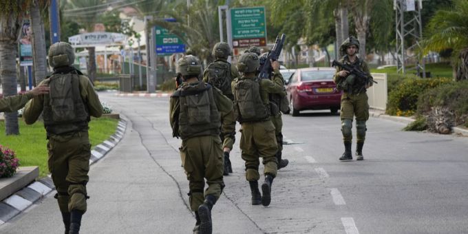 Israelische Soldaten in Sderot, im Süden von Israel, 7. Oktober 2023. Die Hamas hat einen Grossangriff vom Gazastreifen aus gestartet. Israel Hamas Angriff