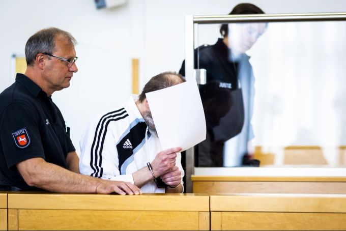Der später verurteilte Würmsee-Mörder beim Prozessauftakt im Mai in Hannover. (Archivbild) Würmsee Mord Mörder Gericht