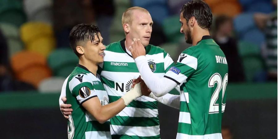 Sporting's Fredy Montero (l.) feiert mit Jeremy Mathieu und Bryan Ruiz (r.) das erste Tor des Abends.