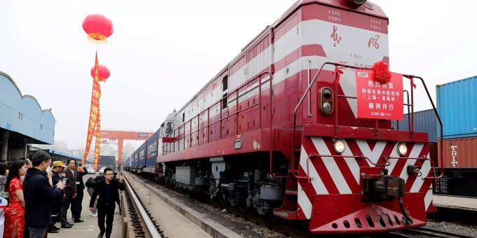 Auch zwischen Shanghai und Moskau werden tonnenweise Güter mit dem Zug transportiert. Auch zwischen Shanghai und Moskau werden tonnenweise Güter mit dem Zug transportiert.