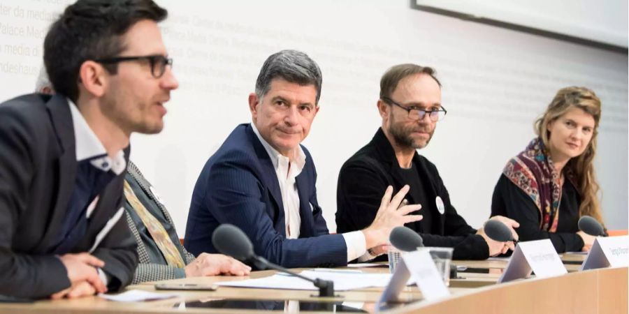 Raffael Wuethrich, Reinhold Harringer, Sergio Morandi, Jean-Marc Heim und Katharina Serafimova (v.l.n.r.) vom Initiativkomitee sprechen beim Kampagnenstart zur Vollgeld-Initiative.