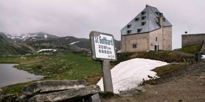 Der Gotthardpass hat eine Höhe von 2108 Metern. Gotthard