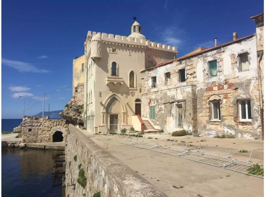 Das heruntergekommene Hafengebäude auf Pianosa, Bild: Vanessa Bay