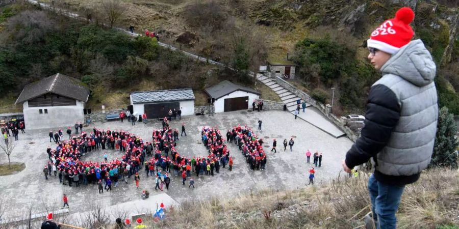 Unterstützer der Schweizer Kandidatur bildeten am 18. März eine 800 Meter lange Menschenkette.